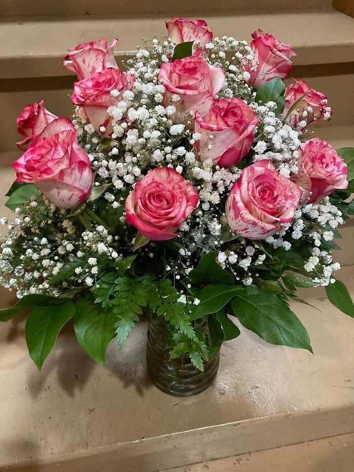 12 Signature Splash Rose Arrangement